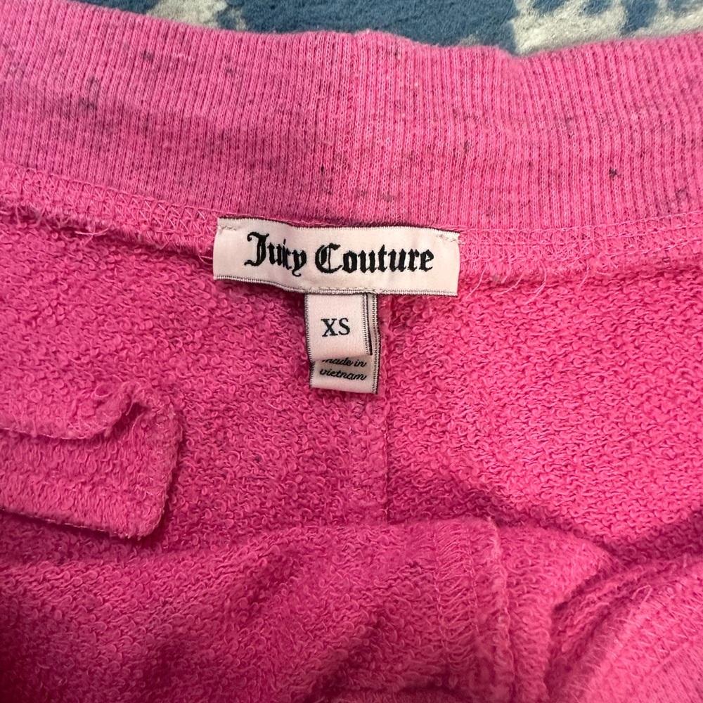 JUICY COUTURE SHORTS
COLOR: Hot Pink
SIZE: XS
Used New